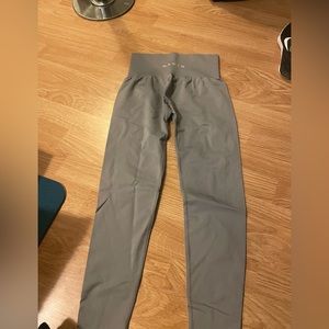 Grey seamless nvgtn leggings